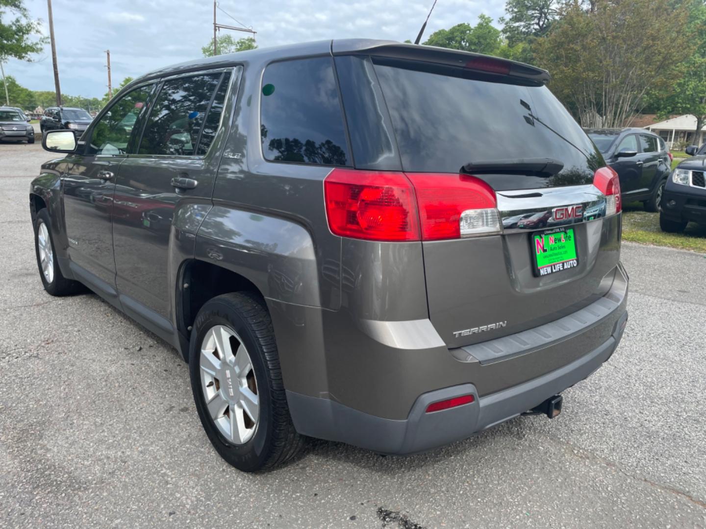 2011 BROWN GMC TERRAIN SLE-1 (2CTALMEC6B6) with an 2.4L engine, Automatic transmission, located at 5103 Dorchester Rd., Charleston, SC, 29418-5607, (843) 767-1122, 36.245171, -115.228050 - Comfortable Interior with CD/AUX/USB, OnStart Hands-free Phone, Power Windows, Power Locks, Power Mirrors, Spacious Cargo, Keyless Entry, Alloy Wheels. Local Trade-in!! 129k miles Located at New Life Auto Sales! 2023 WINNER for Post & Courier's Charleston's Choice Pre-owned Car Dealer AND 2018-2024 - Photo#4